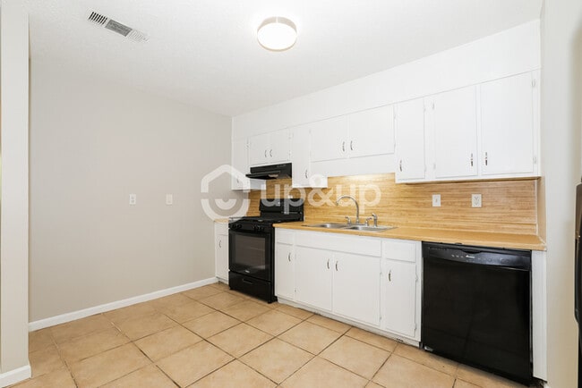 Building Photo - Fantastic 3bd/1.5ba home! Let yourself in!