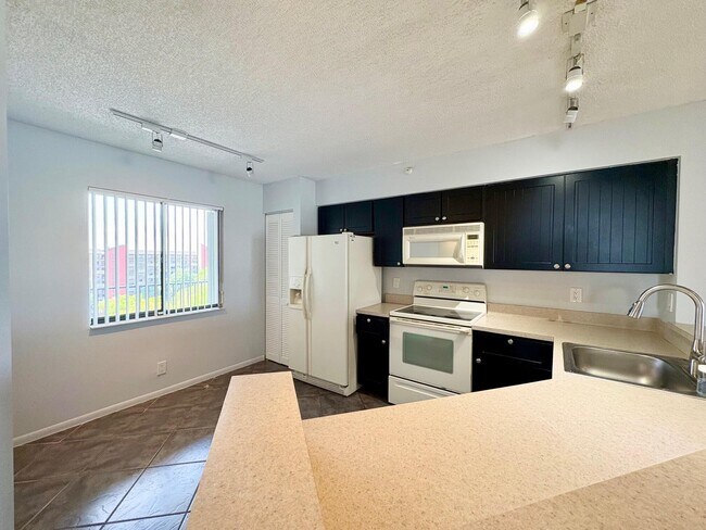 Building Photo - 2205 S Cypress Bend Dr