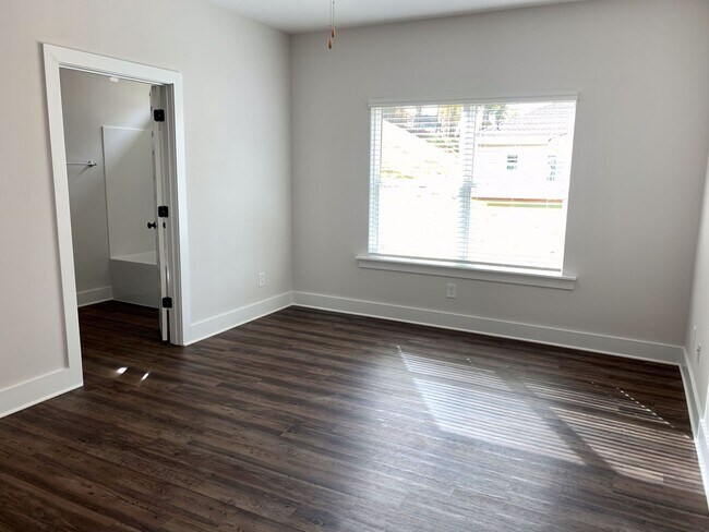 Building Photo - Spacious home with Garage and Fenced Backy...
