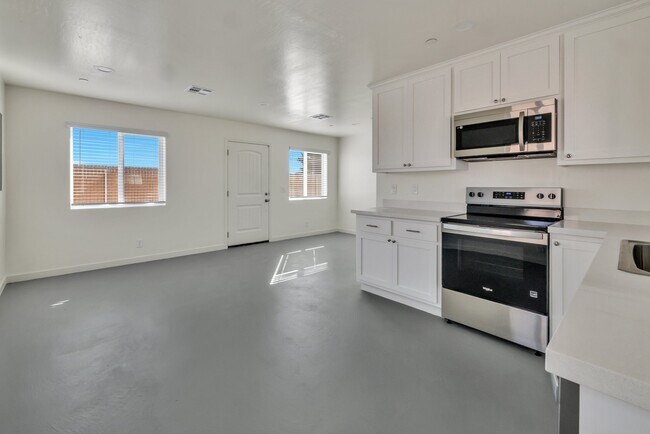 Building Photo - 1340 W Mariposa Ave