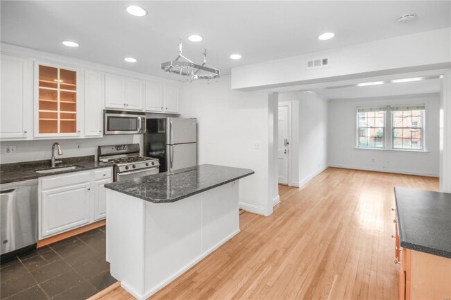 Building Photo - 827 Westwood Dr