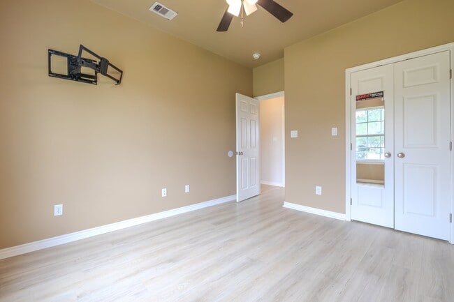 Building Photo - 2422 Cardinal Dr