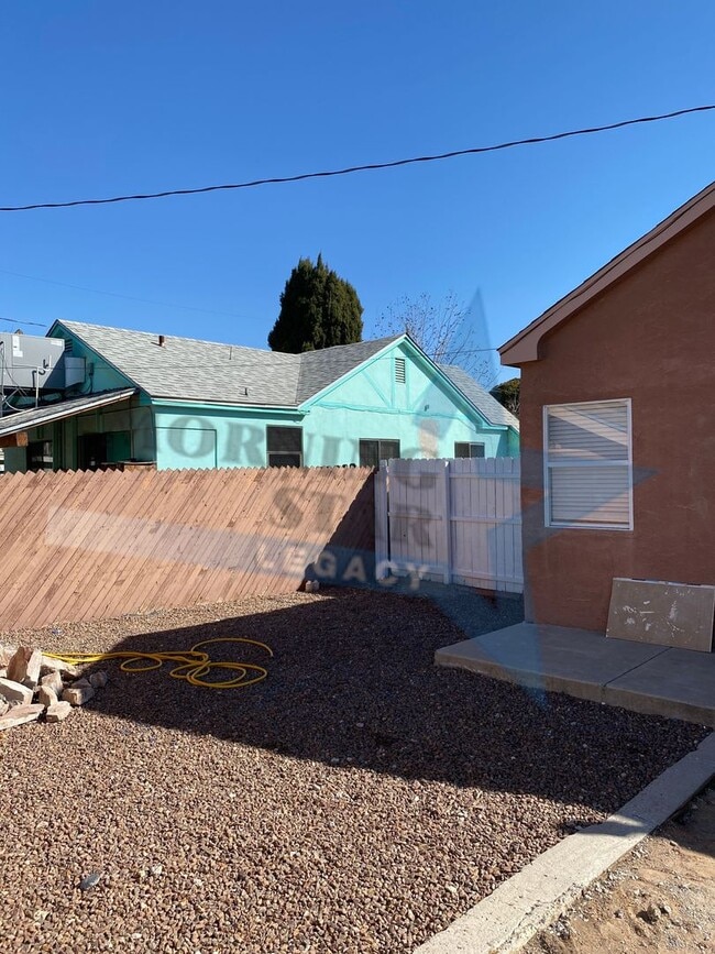 Building Photo - Updated 2 bedroom with refrigerated air!