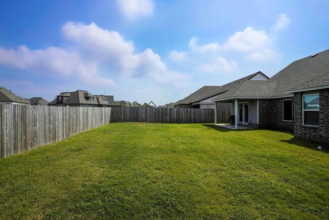 Building Photo - Like new, Move in Ready.