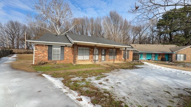 Building Photo - Spacious 3BR/2BA Duplex with Large Backyard – Memphis