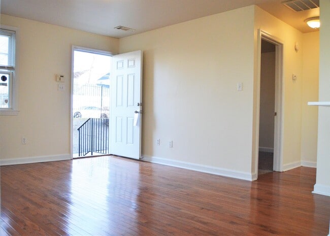 Building Photo - 2518 Kent Village Dr