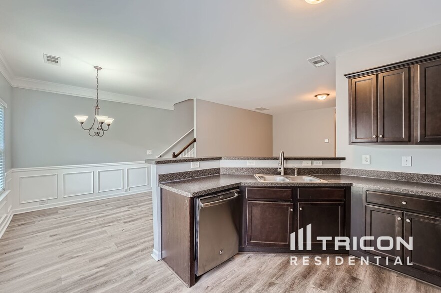 Building Photo - 633 Oakside Pl