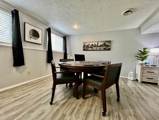 Building Photo - 6631 Pin Oak Ct