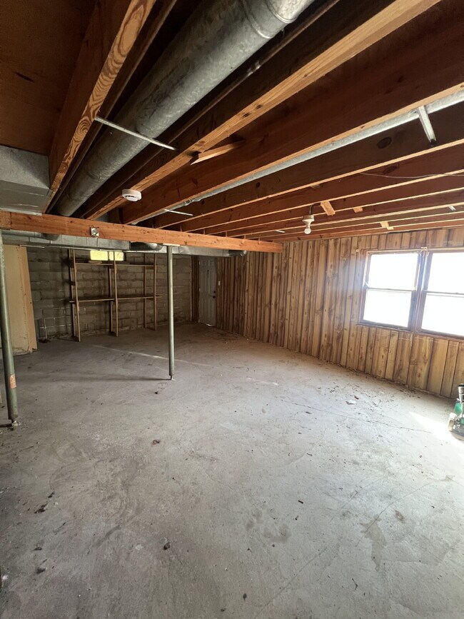 Building Photo - 2 Bedroom Duplex on South Side of Des Moin...