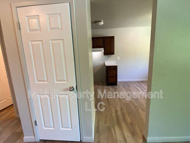 Building Photo - 2523 S Lakecrest Dr