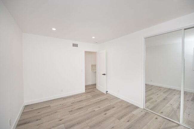 Building Photo - Dover Shores