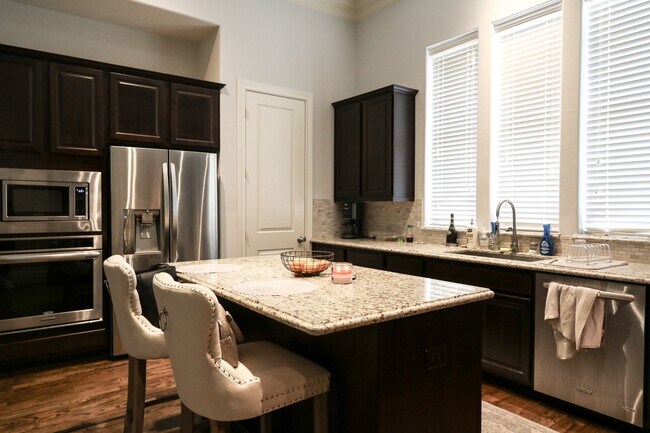 Building Photo - 2037 Fannin Station N
