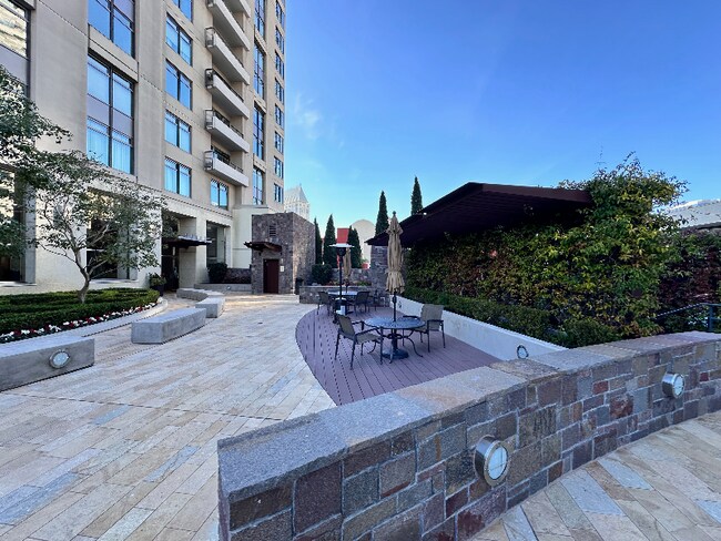 Building Photo - 654 Front St