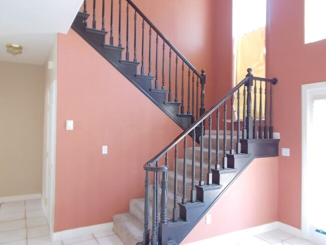Building Photo - Spacious Estate on Nearly an Acre!