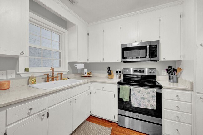 Building Photo - Furnished Off-Season 3bd/2ba Coastal Retreat with Screened Porch & Private Parking
