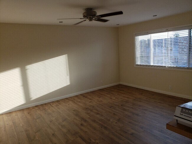 Building Photo - 400 N Acacia Ave