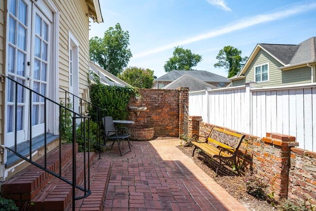 Building Photo - 241 Laurens St SW