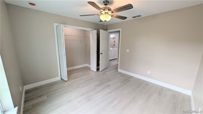 Building Photo - 7708 N Paris Dr