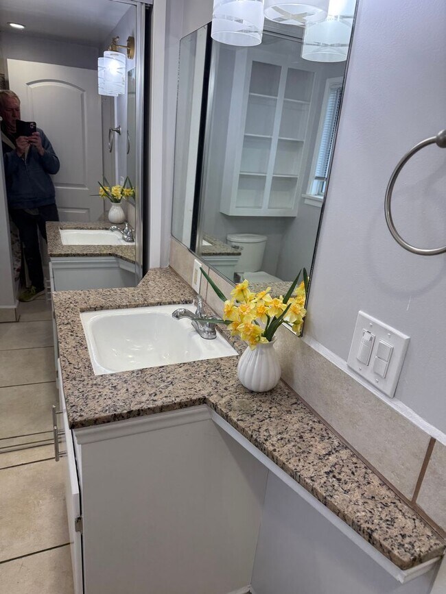 Building Photo - Studio Apartment -Open House  Tuesday and Thursday at 5pm