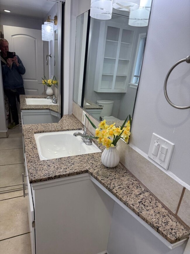 Building Photo - Studio Apartment -Open House  Tuesday at 5pm