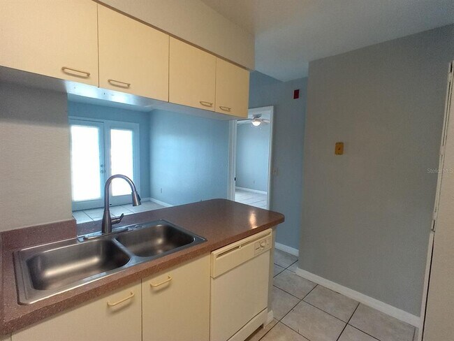 Building Photo - 2550 N Alafaya Trail