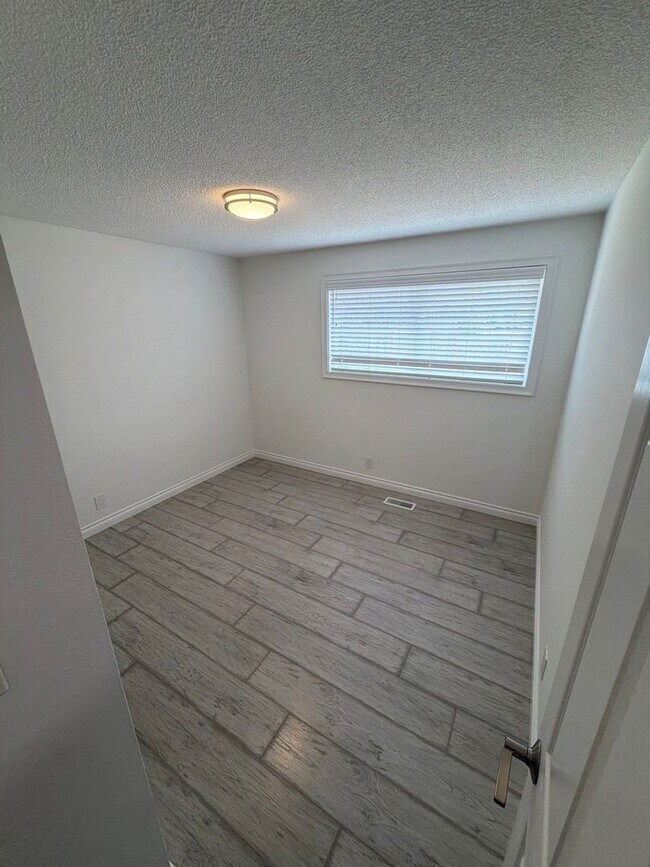 Building Photo - 1085 Saville Ave