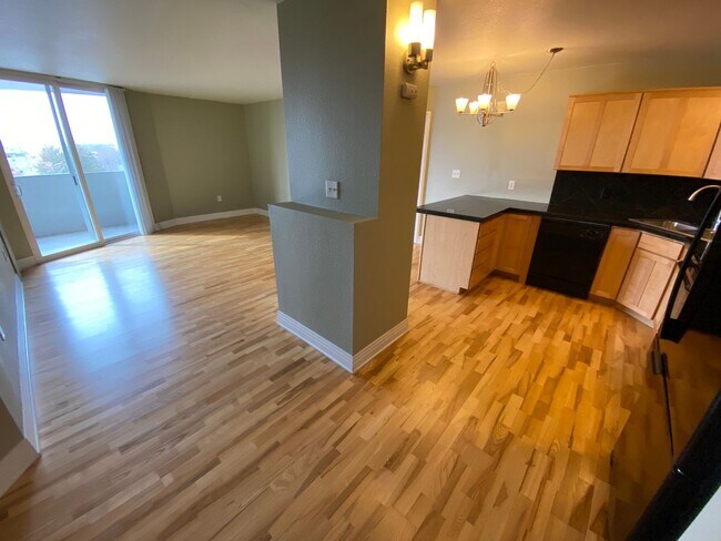 Building Photo - Amazing Condo with Beautiful Mountain and City Views!
