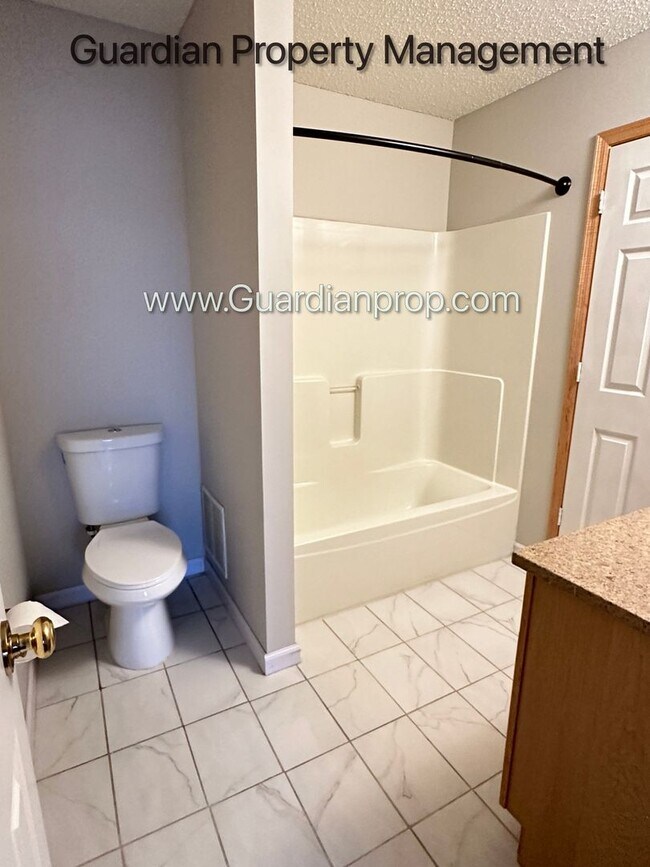 Building Photo - Maple Grove Town Home, 2 Car Garage, W/D, Balcony, Dishwasher, Avail June/July