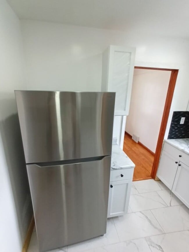 Building Photo - 3 bedroom 1.5 bath brick bungalow - AVAILA...