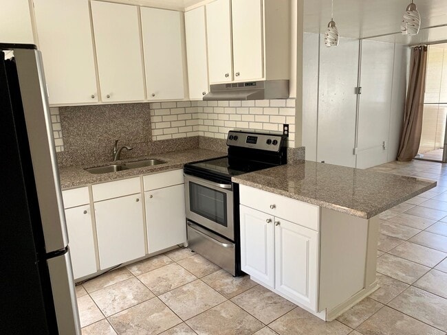 Building Photo - 2 Bedroom/1 Bath/1 parking Cathedral Point...