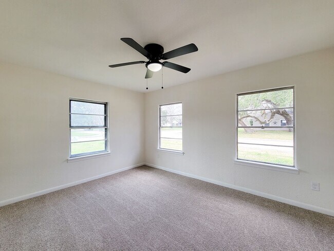 Building Photo - This beautifully remodeled 3-bedroom, 2-bathroom home in the heart of Lake Jackson, Texas, offers...