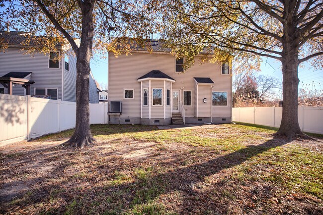 Building Photo - 710 Ray Ave