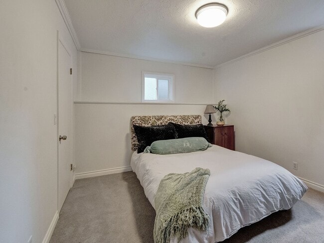 Building Photo - Chic Urban Oasis in Hillsdale