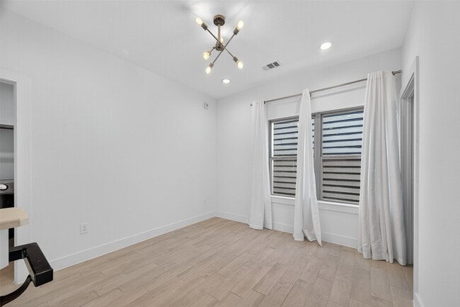 Building Photo - 1806 Schweikhardt St