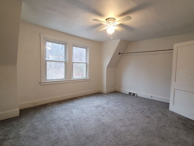 Building Photo - 2 Bedroom House - Available Now!