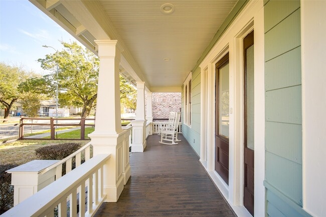 Building Photo - 312 W 20th St