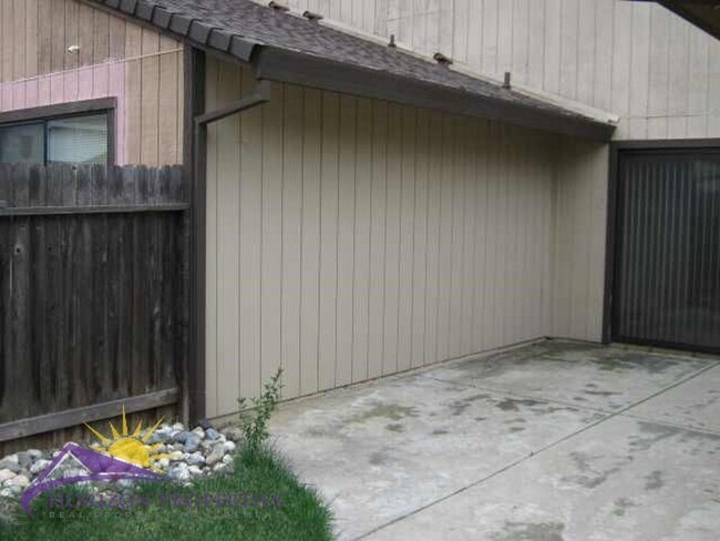 Building Photo - Open 2 Bed 2 Bath Natomas Duplex Unit