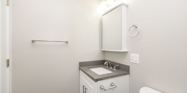 Building Photo - Very Spacious, Top Floor 1bd/1bth Ukrainian Village, Available Now!