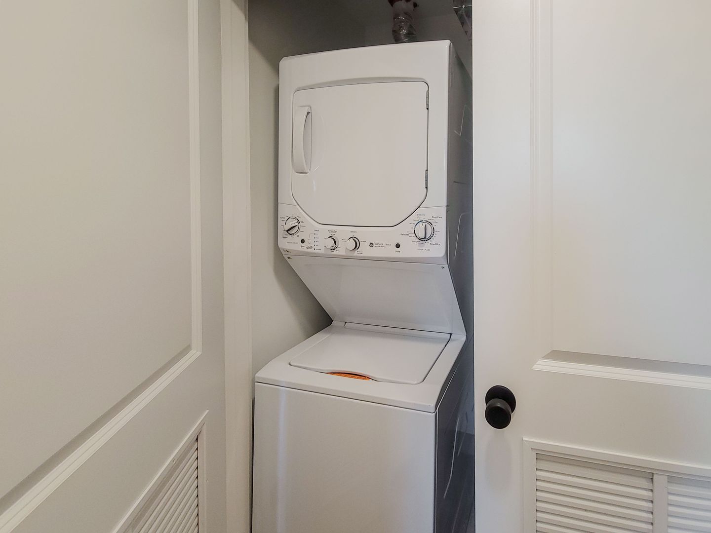 Building Photo - 1060 W Cornelia Ave