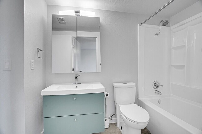 Building Photo - $2,145.95 with $300 Off the first month's rent, 2 Beds - 1 Bath, Townhouse in Greenwood Village w...