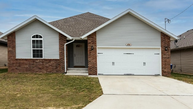 Building Photo - 3 Bedroom Rental Home In Springfield! Fenced in backyard!