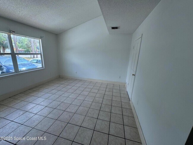 Building Photo - 4230 Mt Vernon Ave