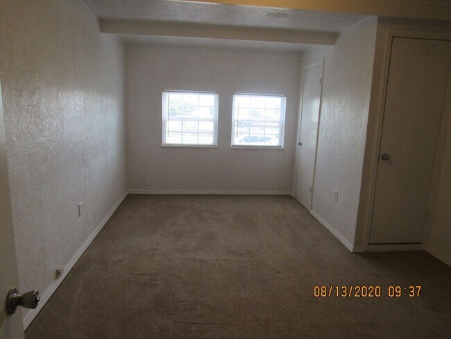 Building Photo - Located walking distance to Cameron University and Comanche Hospital !!