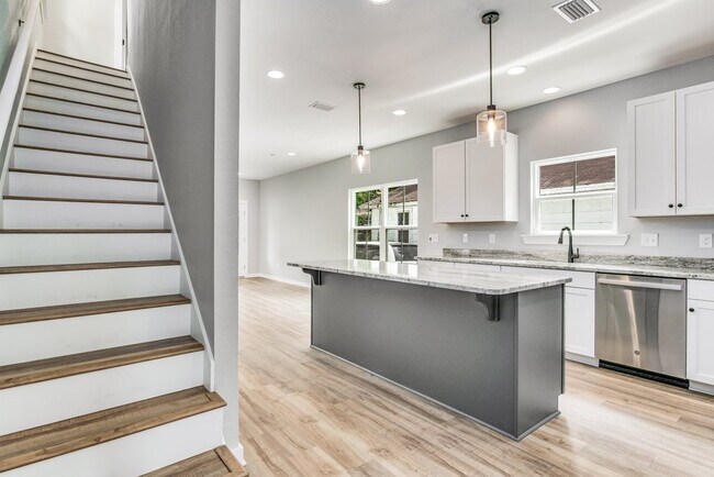 Building Photo - 312 E Blount St