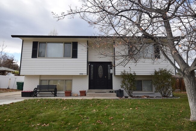 Building Photo - Charming West Jordan 4 Bed with Open Layout and Spacious Primary!!