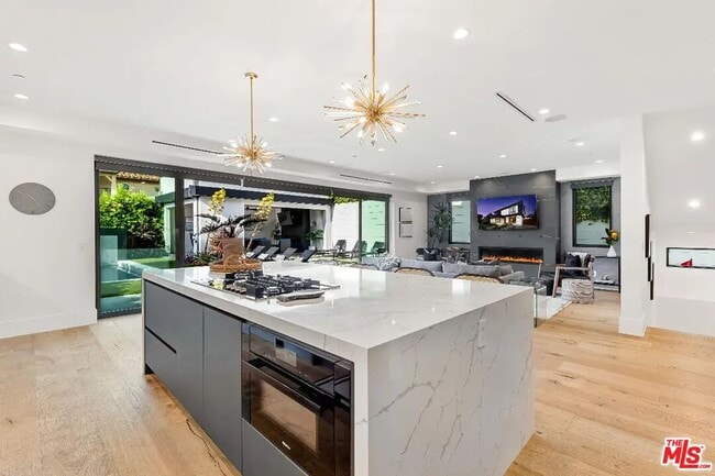 Building Photo - 6201 Lindenhurst Ave