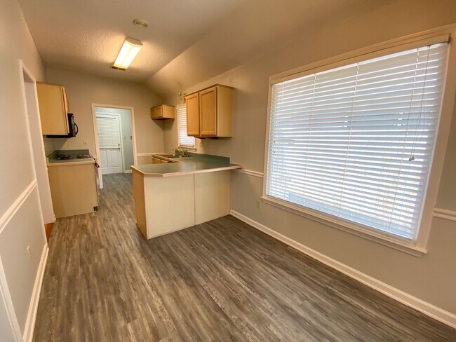 Building Photo - 3 bed 2 bath in Cordova w/ nearly 1800 Sq ft