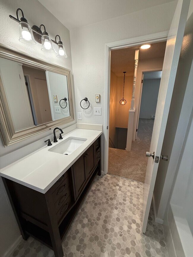 Building Photo - Fully Remodeled 2-Bedroom in Quiet Everett Four-Plex