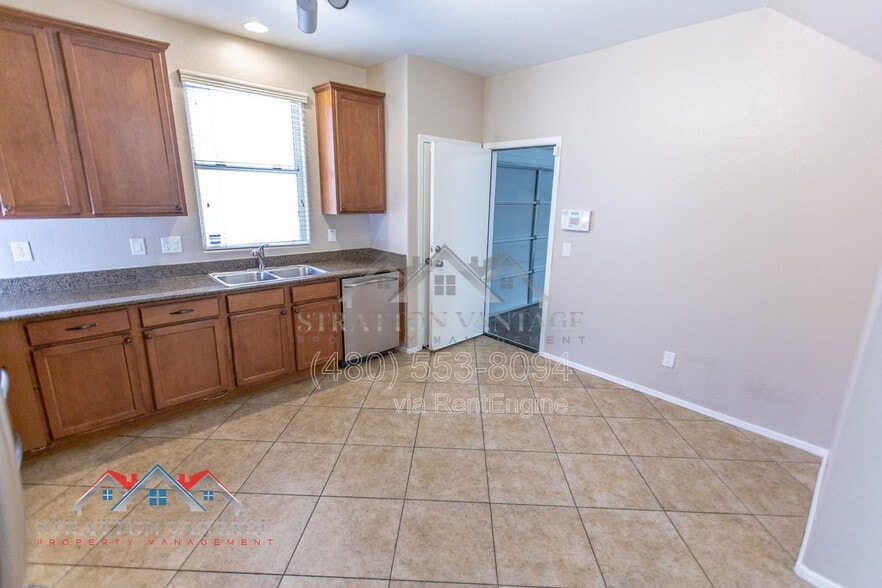 Building Photo - 4352 E Carla Vista Dr