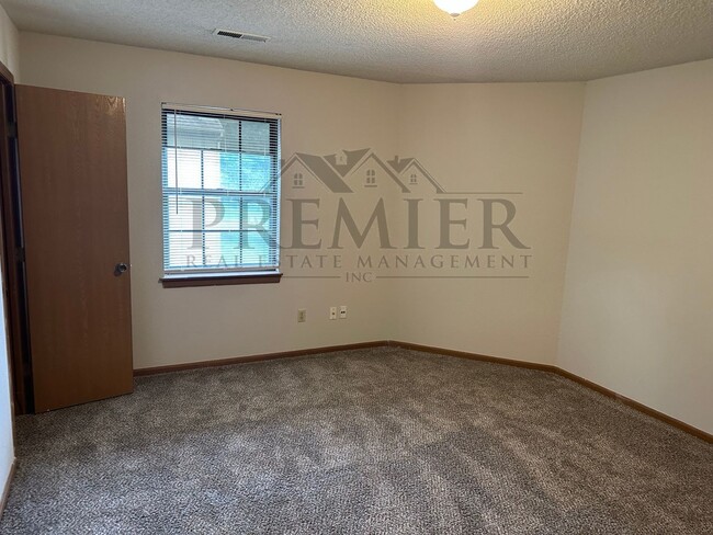 Building Photo - 3 bed / 1.5 bath TH -122 NE Churchill St, ...